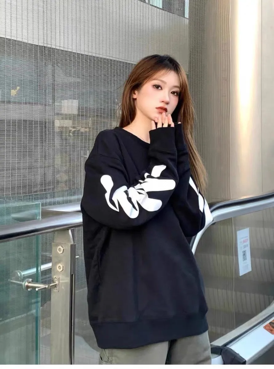 ♻️💯Upper body reference model picture❤️Top version OFF-WHITE OW black and white graffiti brush wave pattern zebra crossing ECG men's and women's loose T-shirt men's and women's same style round neck sweatshirt After the ECG series, the tiger stripe pattern appears again. This may be another simple and luxurious new model after the merger with LV. Awesome black and white color scheme, new artistic derivation of signature elements, and simple fashion style is remarkable. Small dropped shoulders, slightly wide style, suitable for both men and women.  Imported glue technology, extremely strong. 21 brand new washable collar label tags, customized one to one. The fabric is 480g double-ply double-yarn terry fabric, which is full of drape and smooth to the touch. A must-have for fall and winter!  Color: Black Size: XS-L P:360